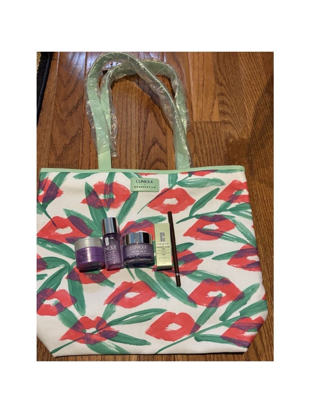 Clinique X Drawbertson Tote With 5 Piece Clinique Beauty Bundle